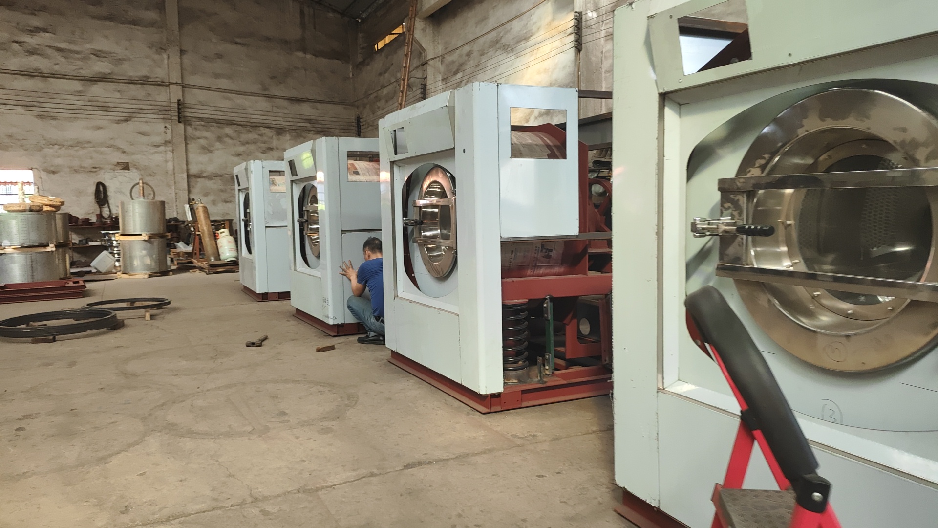 
知名藥企與三甲醫(yī)院都在用的工業(yè)半自動洗衣機，洗滌工廠源頭實力如何驗證？
